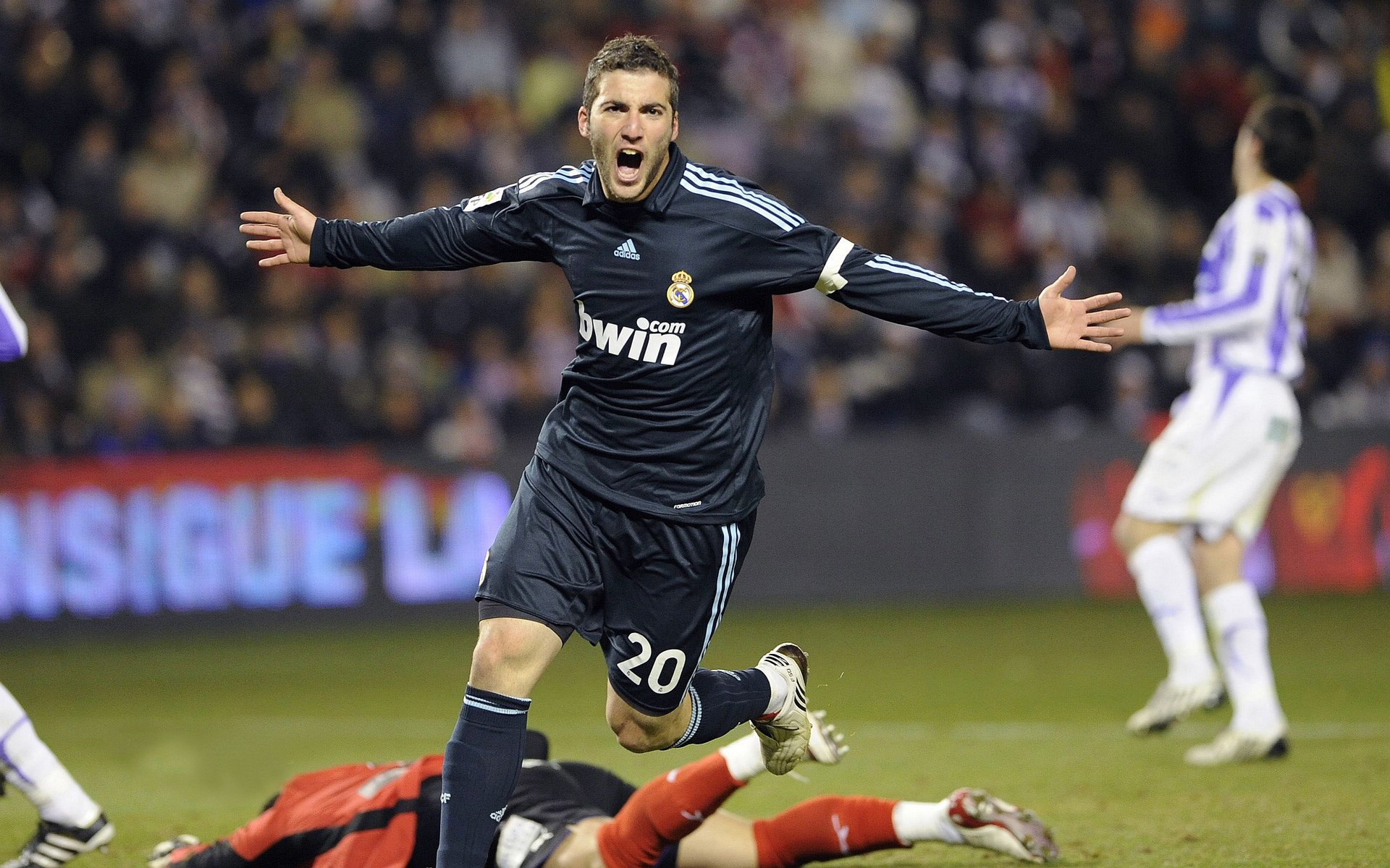 塞维利亚连战连捷,争夺西甲前三名